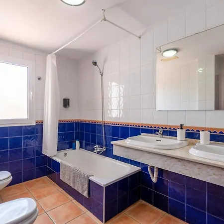 Enrique By Βίλα Κοραλέχο